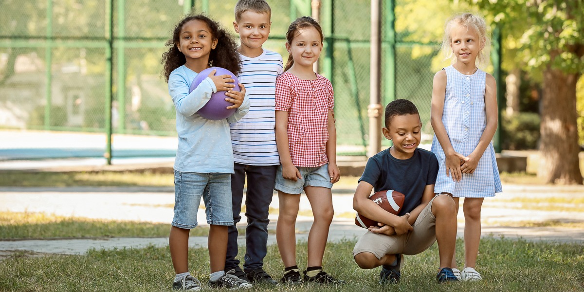 Stockbilder-Soziales-Engagement-Kinder-spielen-Banner